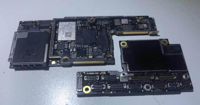 iPhone XS - rozdzielone części płyty