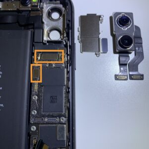iPhone 11 - konektory kamery TrueDepth