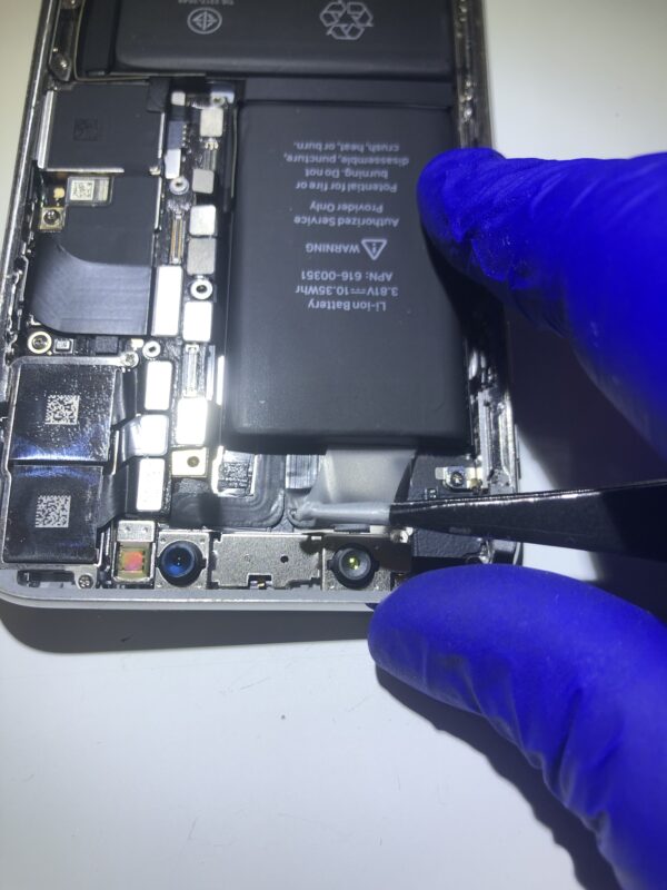 iPhone X wymiana baterii - wyklejanie baterii