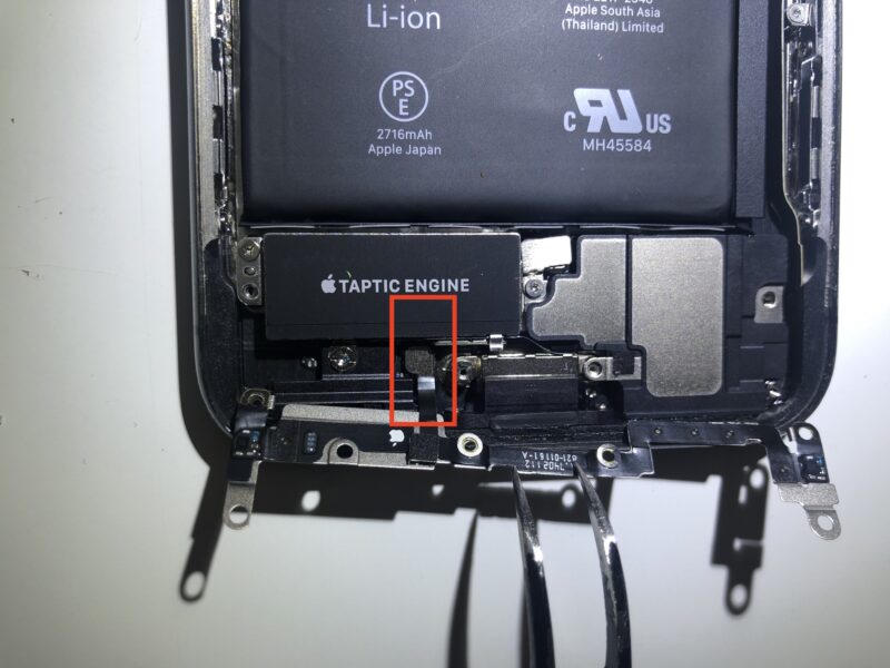 iPhone X wymiana baterii - konektor modulatora