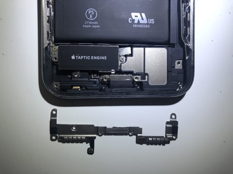 iPhone X wymiana baterii - braket z modulatorem