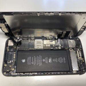 iPhone 7 remont poziom hard - zniszczone wnętrze