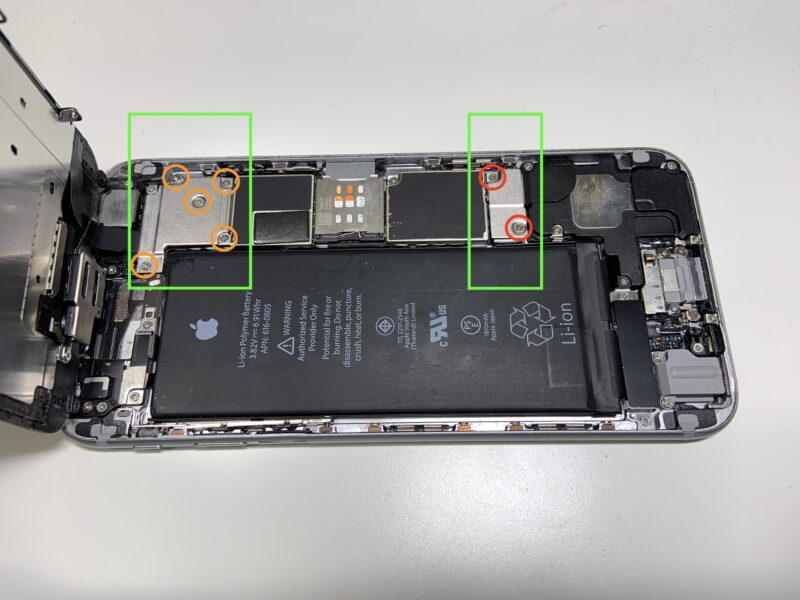 iPhone 6 jak zdemontować ekran - śruby