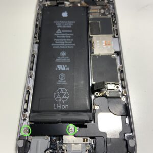 iPhone 6 jak wymienić baterię - mocowanie Taptic