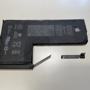 zalany iPhone XS urwany torn baterii